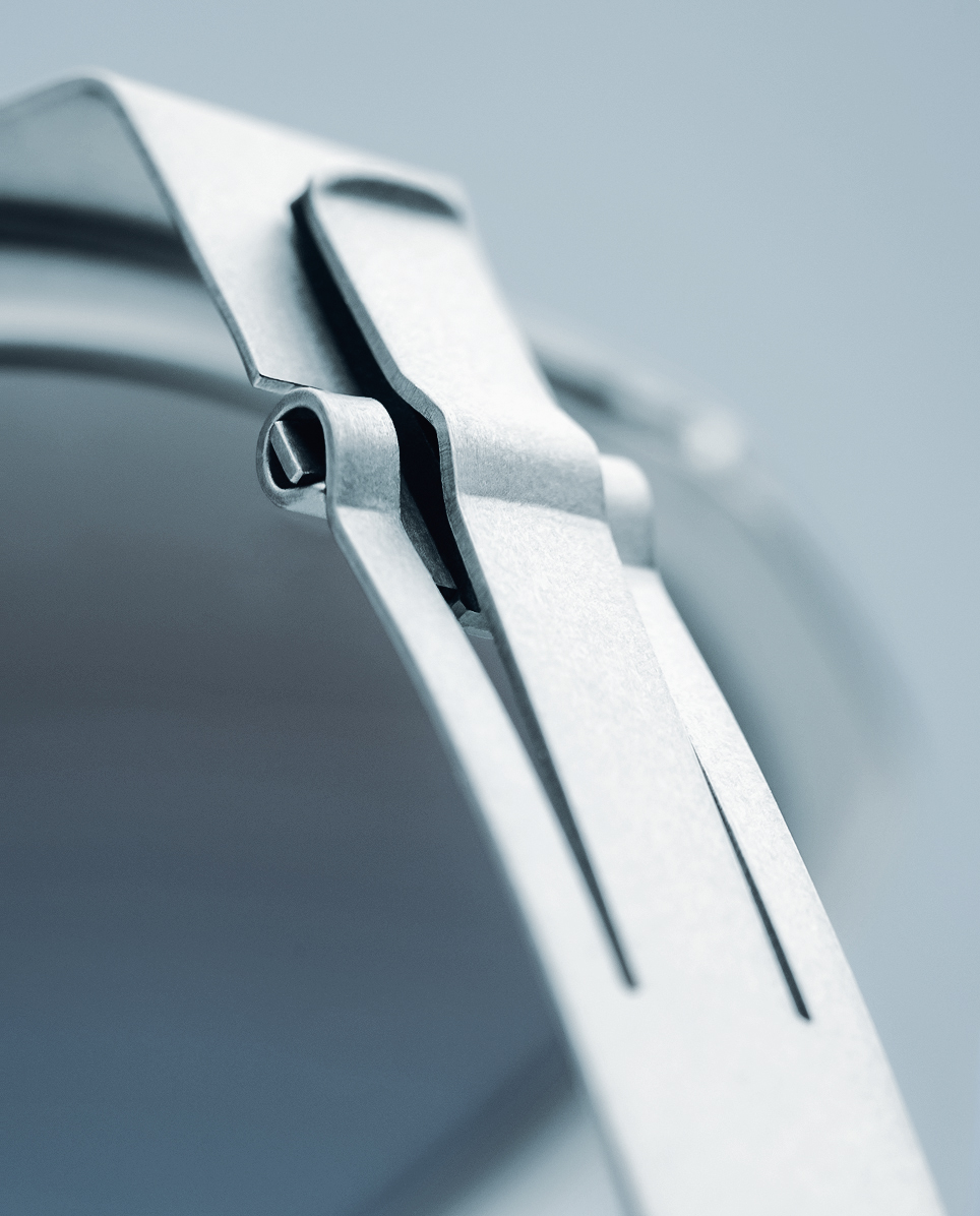 OVVO Optics patented screwless hinge technology tested for 300,000 rotations.